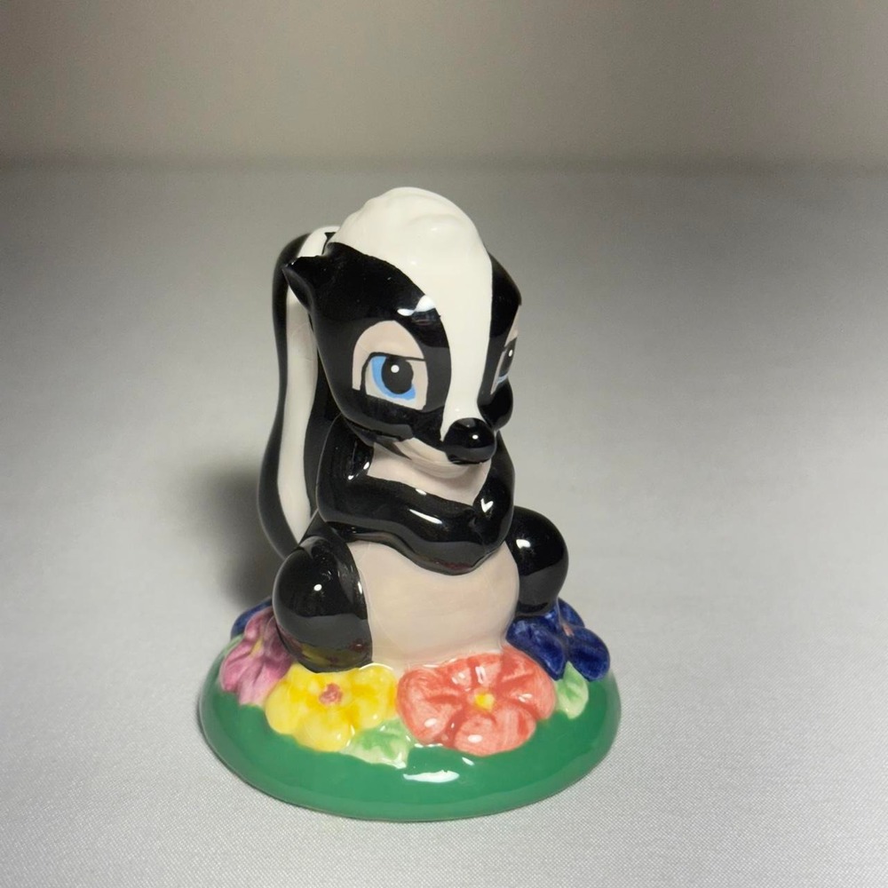 Flowers skunk from Bambi porcelain figurine vintage